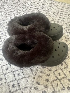 Crocs Furever Crush gefütterte Plateau Clogs mit 7 M/5 US schwarz Kunstfell 208446 gebraucht, in einwandfreiem Zustand - Bild 1 von 6