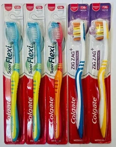 Cepillo de dientes Colgate mediano súper flexible y zig zag antibacteriano surtido - Imagen 1 de 3