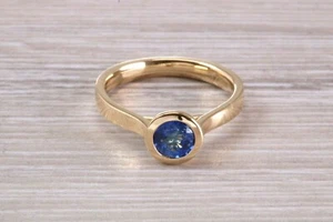 Juego solitario de oro amarillo de 18 quilates de zafiro azul de un quilate - Imagen 1 de 10