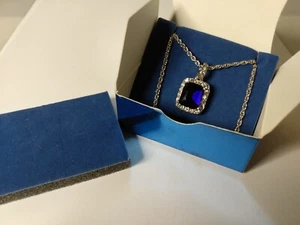 Saphirfarbener Anhänger Halskette 2008 NEU im Karton AVON Schmuck muss gesehen werden Neu im Karton Neu - Bild 1 von 5