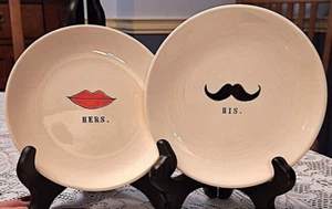 Set Rae Dunn Magenta "Sein" Schnurrbart & "Ihre" Lippen Vorspeisen Teller 6" (lesen) - Bild 1 von 6
