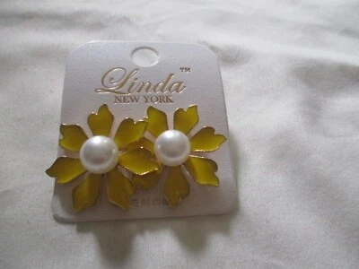 Pendientes Linda NY Flor con Perla en Centro (Amarillo) Foto 1 de 3
