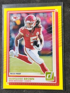 MARQUESA MARRÓN 2025 Donruss PRUEBA DE PRENSA AMARILLO #122 KANSAS CITY CHIEFS COMO NUEVO - Imagen 1 de 2