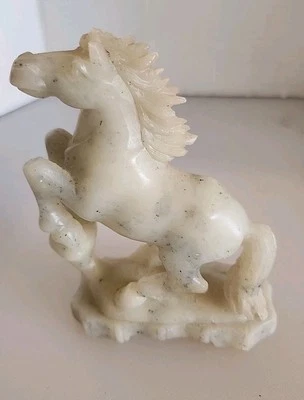 Винтажная китайская скульптура лошади ручной работы из мрамора мыльного камня великолепная 4,5x7"" - Изображение 1 из 4