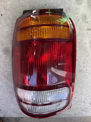 Luz trasera lateral del conductor Ford Explorer y Mercury Mountaineer 1998-2001 98-01 usada Foto 1 de 4