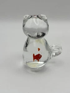 Estatuilla de pez rojo tragado gato sentado de 4" vidrio artístico transparente soplado a mano de colección - Imagen 1 de 3