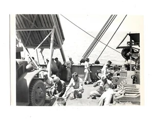 WWII (WW2) Foto originale soldatini in barca con veicolo militare anni 40 (LEGGI) - Foto 1 di 4
