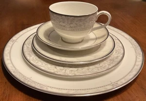 Royal Doulton Naples Platinum Fine Bone China 5 Piece Place Setting EXCELLENT!! - Picture 1 of 8
