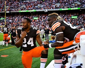 Foto de fútbol americano de la NFL Nick Chubb & David Njoku Bench Cleveland Browns 8x10 - Imagen 1 de 1