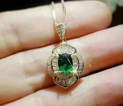 Colgante para mujer de diamantes y esmeraldas verdes de corte ovalado de 2,95 quilates acabado en oro amarillo de 14 k Foto 1 de 4