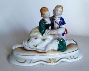 Made In Occpied Japan. Vintage Colonial Figurine. Couple Sitting On Ground. - Picture 1 of 8