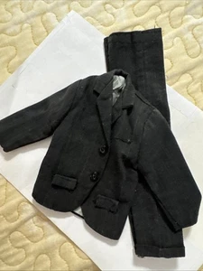 Muñeca masculina de colección traje negro con dos botones delanteros Barbie Ken?? - Imagen 1 de 14