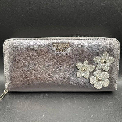 Bolso sin asas GUESS Liya para mujer metálico plateado 3D detalle de flores triple pliegue Foto 1 de 4