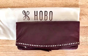 Neu mit Etikett Hobo International Damen-Clutch aus Leder mit Nieten überklappbar, eiferfarben, tiefe Pflaume - Bild 1 von 7