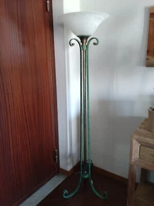 Piantana in ferro battuto verde e vetro di Murano bianco - Foto 1 di 11