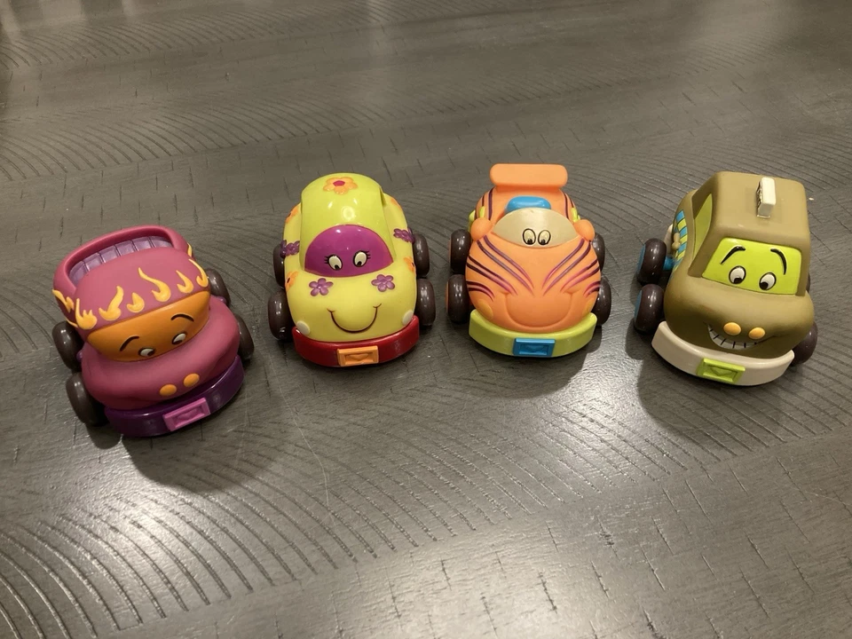 Игрушечные мягкие автомобили Battat Just B. Wheeee-ls с выдвижной спинкой - 4 штуки - Изображение 1 из 1