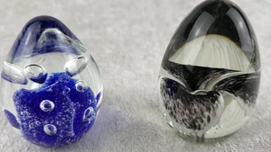 2 Dynasty Gallery Erbstück Sammlerstücke Glas Eier Briefbeschwerer Kobaltblau/Schwarz - Bild 1 von 4