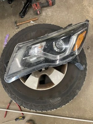 Faro lateral izquierdo Nissan Pathfinder 2016. Una manija está rota Foto 1 de 4