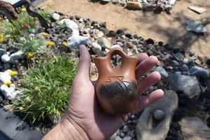Taos pueblo native american pottery - Picture 1 of 3