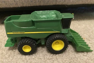 JOHN DEERE MINI COMBINE TRUCK WITH GRAIN HEAD TOY FIGURE 1:64 SCALE TOMY ERTL - Picture 1 of 8