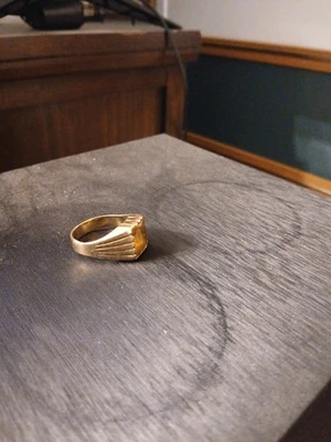 Anillo de piedra de nacimiento topacio dorado para hombre talla 11.   Traído en 1972 por $50. Foto 1 de 3