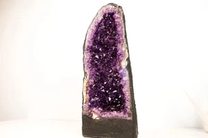 Impresionante Geoda Catedral de Amatista con Grandes Cristales Violeta-Púrpura Profundos Brillantes - Imagen 1 de 10