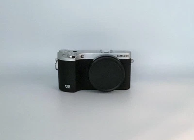 Cámara sin espejo Samsung NX500 28 MP - solo cuerpo - negra (EV-NX500ZBMIUS) Foto 1 de 4