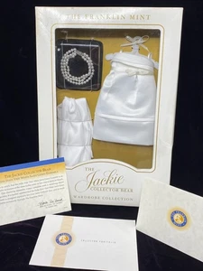 Conjunto de vestido Franklin Mint Jackie Collector Bear India Visit blanco satinado con accesorios - Imagen 1 de 11