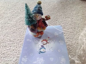 Personaggio pupazzo di neve da collezione Snowfolk: Emily Evergreen - Amante della natura - Foto 1 di 6