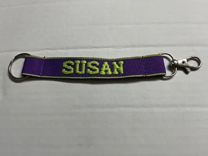 Susan bestickte Namensriemen Schlüsselanhänger Schlüsselanhängsel mit Verschluss lila und grün - Bild 1 von 3