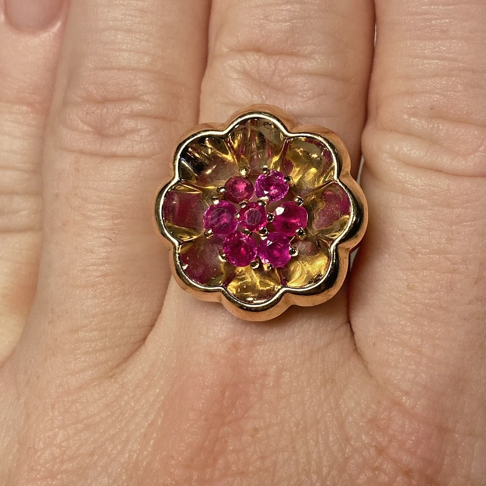 Anillo de cóctel con racimo de flores de rubí de la década de 1950 de oro amarillo de 14 quilates tamaño 7,5, 8,8 gramos Foto 1 de 1