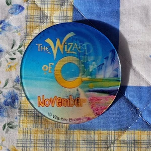 VINTAGE 1998 LENTICULAR PINBACK BUTTON  WIZARD OF OZ DOROTHY TOTO COWARDLY LION - Picture 1 of 4