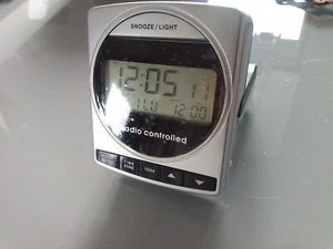 REISEWECKER digital mini 87x65x18mm federleicht mit Bügel Zeit+Datum für 2xAAA - Bild 1 von 5