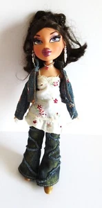2001 MGA BRATZ DOLL WITH EARRINGS SHOES DENIM JACKET AND JEANS TOP REAL LASHES - Foto 1 di 8