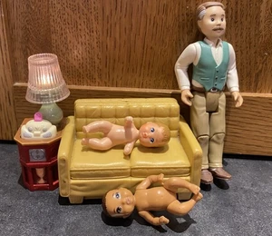 Vintage liebevolle Familie Mattel Couch Leuchtlampe Musik Opa & Babys 5 Stück - Bild 1 von 7