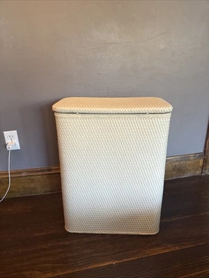 "Cesta de mimbre tejida para ropa de lavandería MCM Redmon con tapa 24"" crema" Foto 1 de 4