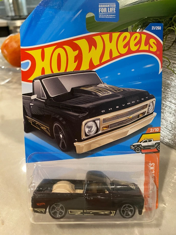 2025 Hot Wheels #21 HW Hot Trucks 2/10 '67 CHEVY C10 Nero Con Raggi Grigi MC5 - Immagine 1 di 1