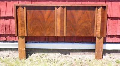 Cabecero vintage de nogal de mediados de siglo moderno tamaño queen Foto 1 de 4