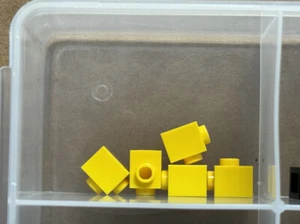LEGO Parts - Mattone Giallo, Modificato 1 x 1 con Borchia sul Lato - N. 87087 - Quantità 5 - Foto 1 di 1