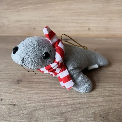 Plüschtier Robbe Anhänger ca. 14 cm mit rot-weiß gestreiften Schal - Bild 1 von 2