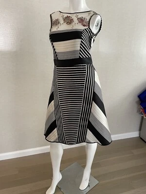 NUEVO CON ETIQUETAS $330 SAVE THE QUEEN Hecho en Italia Vestido Acampanado Bordado Encaje Rayas Talla  Foto 1 de 4