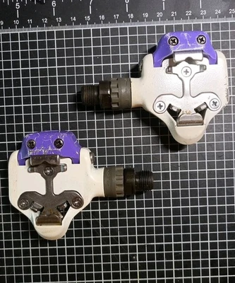 PEDALES DE BICICLETA DE CARRETERA SHIMANO PD-A525 SPD DE COLECCIÓN SIN CLIP - BLANCO Y PÚRPURA Foto 1 de 4