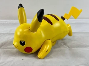 Tomy 2015 Pokemon Battle Moves Pikachu Electric GETESTET FUNKTIONIERT Lights Talks Rolls - Bild 1 von 5