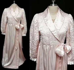 GLAMOROUS VINTAGE 1980s KOMAR QUILTED GLEAMING SATIN BRIDAL TROUSSESU ROBE USA - Picture 1 of 10