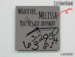 Custom Name Whatever, you're late anyway/Gris cuadrado - Reloj de pared - Imagen 1 de 4