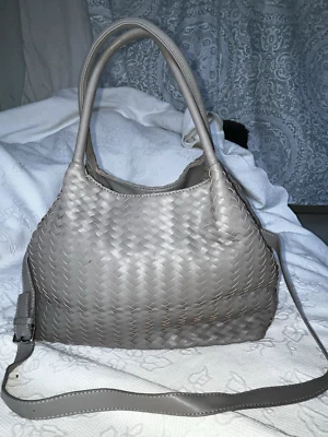 Bolso de Hombro Deux Lux Grande de Cuero Tejido Peltre Forrado en Tela Metálica  Foto 1 de 4