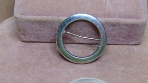 PIN BROCHE REDONDO TONO PLATA VINTAGE 1"  - Imagen 1 de 3