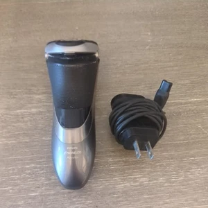 Phillips Norelco electric shaver Aquatec - Picture 1 of 3