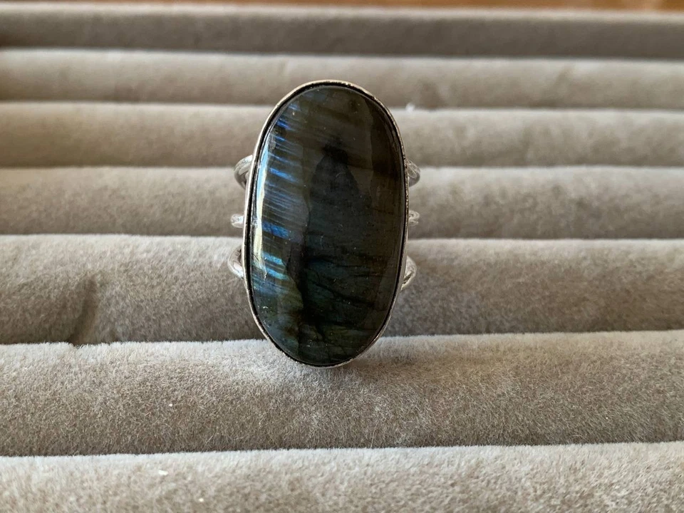 Anello artigianale in argento 925 con grande labradorite naturale – riflessi blu - Immagine 1 di 4