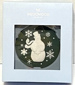 Wedgwood Christmas Snowman Cameo White on Green Jasperware Ornament with Box - Picture 1 of 6